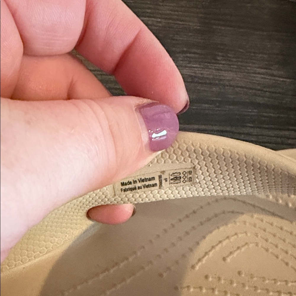 CROCS Women's Beige Glitter V-strap Sandals - Picture 7 of 7